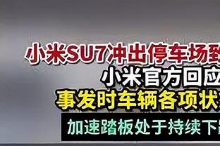 @凯恩 你看看这人？沃克拿曼城五冠王奖杯耍杂技，嘴里哼小曲